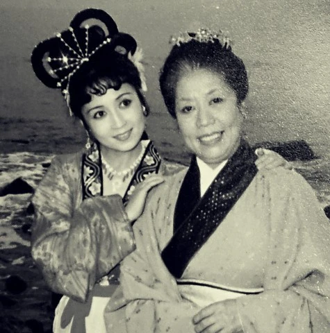Cao Ngọc Sảnh (Cao lão phu nhân, hiện 88 tuổi) với Ngụy Tuệ Lệ (Cao Thúy Lan). Ảnh hậu trường quý của 'Tây du ký' 1982 (phần 2)