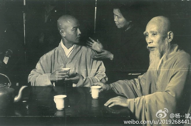 Quách Gia Khánh (vai Quan Âm hóa thân tập 4, góc phải ảnh và Hoàng Phong quái, mất năm 2012), chụp với đạo diễn và diễn viên Dương Bân. Ảnh hậu trường quý của 'Tây du ký' 1982 (phần 2)