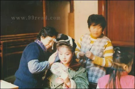 Mã Lan, vai mẹ Đường Tăng đang trang điểm để vào vai. Ảnh hậu trường quý của 'Tây du ký' 1982 (phần 2)
