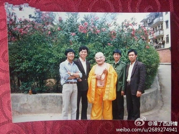 Thiết Ngưu (Di Lặc phật, sinh 1922, hiện 93 tuổi) chụp ảnh giao lưu. Trước đây, người hâm mộ từng biết tin cụ đã mất, nhưng người mất là diễn viên đóng thế, qua đời 2004. Ảnh hậu trường quý của 'Tây du ký' 1982 (phần 2)