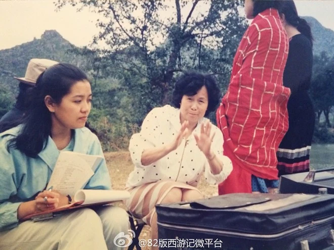 Đạo diễn với Lý Vân Quyên (bọ cạp tinh). Ảnh hậu trường quý của 'Tây du ký' 1982 (phần 2)
