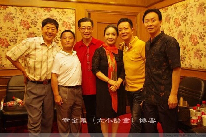 Các diễn viên Lý Kiến Thành, Trương Ký Điệp, Lục Tiểu Linh Đồng, Ngụy Tuệ Lệ, Dương Bân, Trương Dương trong lần gặp mặt 30 năm đoàn phim, quy tụ gần 30 người đoàn phim tham gia. Ảnh hậu trường quý của 'Tây du ký' 1982 (phần 2)