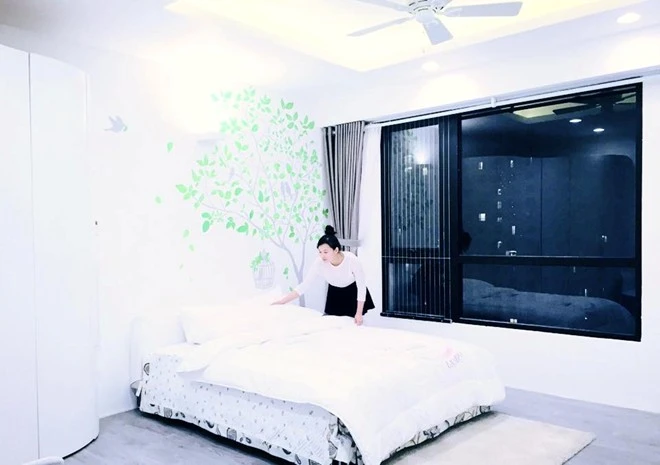 Nữ diễn viên chia sẻ việc chuyển sang nhà mới giúp cậu con trai tiện đi nhà trẻ. Trước đó, gia đình Lã Thanh Huyền ở tại một căn penhouse đắt tiền. Nữ diễn viên khá háo hức với căn hộ, cô chia sẻ việc chuyển sang nhà mới giúp cậu con trai tiện đi nhà trẻ ở khu vực.