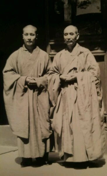 Uông Việt (sinh 1955) trong thời gian đầu đóngTây du ký(1982), anh lên chùa xuống tóc nhờ các sư hướng dẫn vào vai Đường Tăng. Ảnh hậu trường quý của 'Tây du ký' 1982 (phần 2)