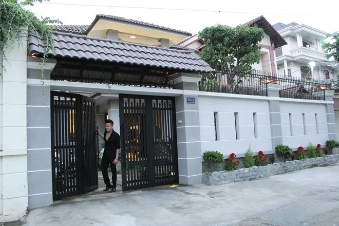 Cao Thái Sơn đón chào ngôi nhà mới vừa được hoàn tất. Chốn đi về của giọng caCon đường mưa nằm ở quận 7, TP HCM và có diện tích tổng cộng 200m2. Là ca sĩ đắt show, đặc biệt ở hải ngoại, đầu năm nay, Cao Thái Sơn đón chào ngôi nhà mới vừa được hoàn tất. Chốn đi về của giọng ca Con đường mưa nằm ở quận 7, TP.HCM và có diện tích tổng cộng 200m2.