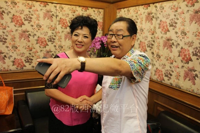 Nhiều người đã biết mặt vợ Trì Trọng Thụy (Trần Lệ Hoa) và Từ Thiếu Hoa (Dương Côn), nhưng ít ai biết vợ Uông Việt. Lần gặp mặt 2013 Uông Việt lần đầu tiên giới thiệu phu nhân trước công chúng là Bạch Lộ - diễn viên hát (đứng cạnh Mã Đức Hoa). Ảnh hậu trường quý của 'Tây du ký' 1982 (phần 2)