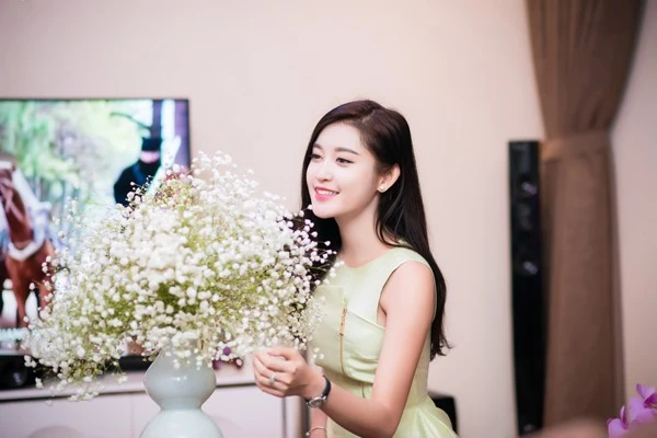Cũng trong dịp Tết Ất Mùi, Á hậu Huyền My cùng gia đình chuyển đến tổ ấm mới tọa lạc ở một chung cư cao cấp nằm trong khu trung tâm Hà Nội. Cũng trước dịp Tết Ất Mùi, Á hậu Huyền My cùng gia đình chuyển đến tổ ấm mới tọa lạc ở một chung cư cao cấp nằm trong khu trung tâm Hà Nội.