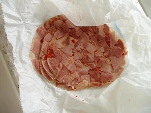 Pho mát thủ lợn Đây là một trong số những món ăn truyền thống của châu Âu, có nguyên liệu từ thịt thủ lợn, các loại rau và gia vị. Sau khi nấu nhừ sẽ đem đi làm đông thành khối bằng gelatine tự nhiên. Để thưởng thức đúng cách, người ta phải thái lát mỏng và ăn cùng với salad hoặc sandwich. 11-2339-1425521758.jpg