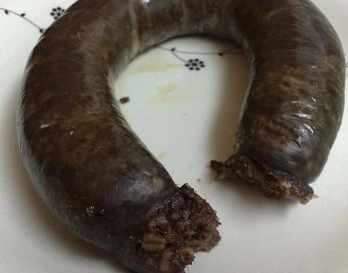 Xúc xích tiết Được làm từ tiết, các loại hạt, khoai tây, mỡ... đây là một món ăn phổ biến ở Ireland. Xúc xích có thể để ăn lạnh nhưng trước đó nó phải được nướng, rán hoặc luộc chín. 13-8776-1425521759.jpg