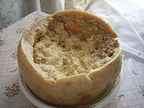 Pho mát thối Casu marzu, món ăn thường thấy ở đảo Sardinia, Italy là loại pho mát sữa cừu ngon nhưng còn cả những con giòi sống bên trong. Tuy nhiên, người ta không nên ăn khi đám giòi chết đi vì chúng sẽ làm món ăn nhiễm độc vì lên men. 17-4392-1425521760.jpg