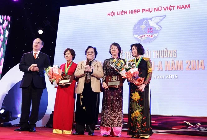 Ông Nguyễn Thiện Nhân - chủ tịch UBMTTQVN và bà Nguyễn Thị Bình nguyên phó chủ tịch nước trao tặng bằng khen cho các cá nhân và tập thể đạt giải Kovalevskaia 2014 - Ảnh: Nguyễn Khánh