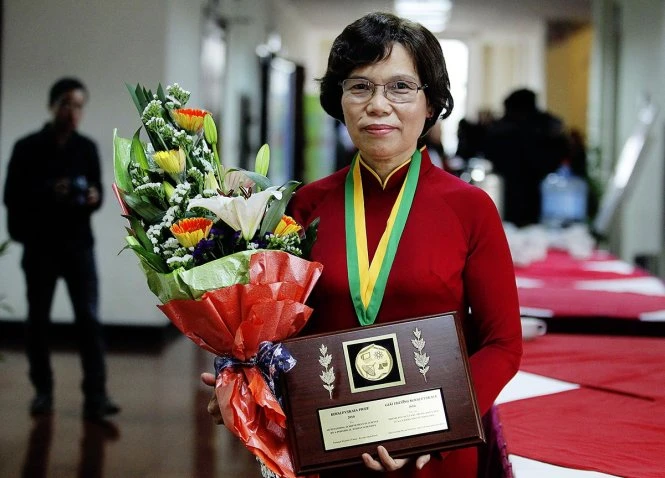 GS.TS Nguyễn Thị Kim Lan nguyên phó hiệu trưởng trường Đại học Nông lâm, Đại học Thái Nguyên được trao tặng giải cá nhân Kovalevskaia 2014- Ảnh: Nguyễn Khánh