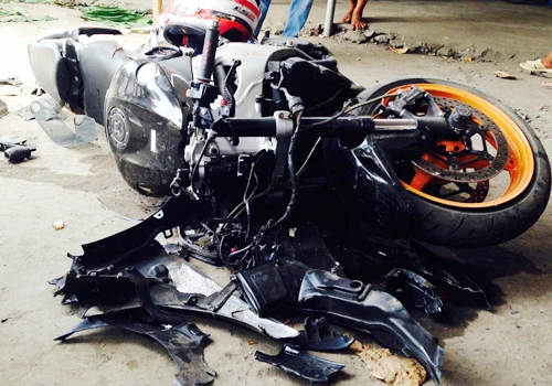 Chiếc xe phân khối lớn nát vụn. Ảnh:Xuân Mai. sieu-moto-5426-1425893562.jpg