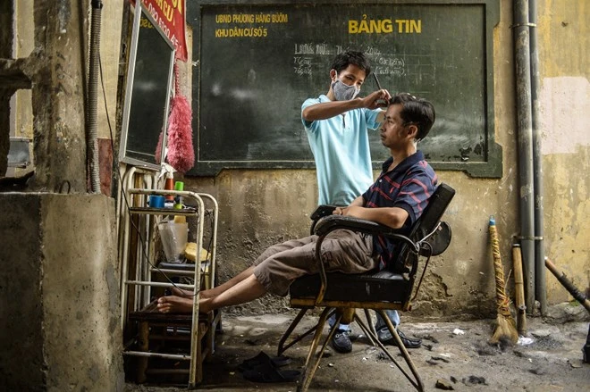 Ngõ Phất Lộc, nổi tiếng với bún đậu mắm tôm, cũng điểm xuyết một góc làm đẹp cho các quý ông.