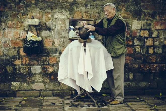 Một người thợ cắt tóc khu vực Văn Miếu.