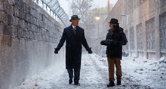 Bridge of Spies: Đây là bộ phim kịch tính mới đến từ đạo diễn Steven Spielberg. Trong đó, Tom Hanks hóa thân thành một luật sư, có nhiệm vụ đàm phán nhằm đưa một phi công người Mỹ ra khỏi Liên Xô trong thời kỳ Chiến tranh lạnh. Viện Hàn lâm rất ưu ái các tác phẩm của Steven Spielberg, khi ba phim gần đây nhất của ông được nhận tới 19 đề cử Oscar. Kịch bản củaBridge of Spiesdo anh em nhà Coen thực hiện. 16 ứng cử viên sớm cho Oscar 2016