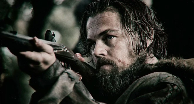 The Revenant: Từ lúcBirdmanchưa giành thắng lợi vang dội tại Oscar 2015, đạo diễn Alejandro González Iñárritu đã bắt tay thực hiệnThe Revenant. Bộ phim kể lại cuộc đời của Hugh Glass, nhà thám hiểm lừng danh người Mỹ hồi thế kỷ XIX. Trong một chuyến đi, ông kỳ diệu sống sót sau khi bị gấu tấn công rồi quay trở về trả thù những kẻ đã bỏ rơi mình trong cơn hoạn nạn. Sắm vai Hugh Glass, đây là cơ hội để Leonardo DiCaprio chấm dứt “lời nguyền Oscar” đeo đuổi anh suốt hai thập kỷ qua. 16 ứng cử viên sớm cho Oscar 2016