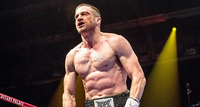 Southpaw: Sau khi Viện hàn lâm ngó lơNightcrawlerhồi đầu năm, tài tử Jake Gyllenhaal sẽ có hai cơ hội để “phục thù”. Đầu tiên làSouthpaw, bộ phim chính kịch lấy đề tài quyền anh, xoay quanh cuộc đời thăng trầm một võ sĩ thành công trong sự nghiệp, nhưng lại thất bại trong hôn nhân gia đình. Jake Gyllenhaal phải tăng hơn 6 kg cơ bắp cho tác phẩm dự kiến ra mắt trong mùa hè 2015. 16 ứng cử viên sớm cho Oscar 2016