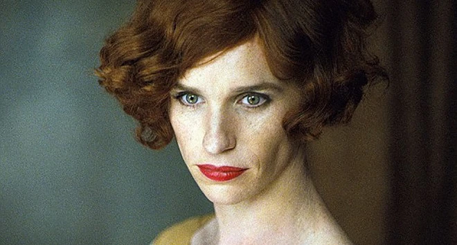 The Danish Girl: Ngay sau khi thắng giải Oscar 2015 vớiThe Theory of Everything, Eddie Redmayne tiếp tục tham gia một dự án phim tiểu sử gai góc khác. VớiThe Danish Girl, anh sắm vai nghệ sĩ Lili Elbe, một trong những người chuyển giới từ nam sang nữ đầu tiên trong lịch sử nhân loại. Rất ít tài tử lên ngôi tại Oscar trong hai năm liên tiếp. Lần gần đây nhất điều này xảy ra đã từ cách đây 20 năm, khi Tom Hanks nhận tượng vàng vớiPhiladelphia(1994) vàForrest Gump(1995). Tuy nhiên, Eddie Redmayne đang đứng trước cơ hội thực sự để lặp lại kỳ tích này. 16 ứng cử viên sớm cho Oscar 2016