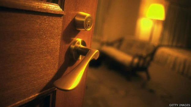 Lỗ nhòm trên cửa có thể được dùng để nhìn vào phòng