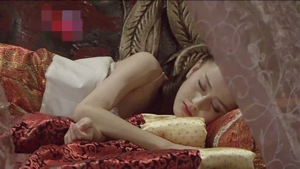 Mỹ nhân tuyệt sắc Triệu Phi Yến (Đồng Lệ Á) trong Mẫu Nghi Thiên Hạ. Kiều nữ Hoa ngữ lúc ngủ vẫn đẹp hút hồn