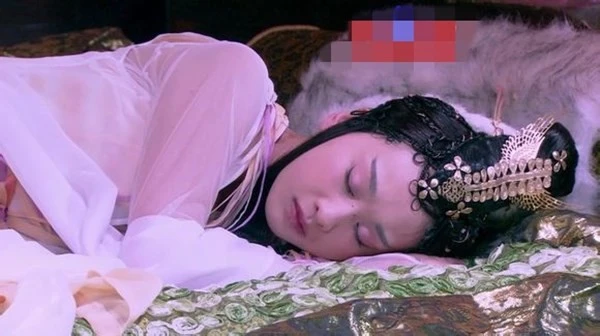 Bạch Mai Anh (Mục Đình Đình) trong bộ phimThiên thiên hữu hỷ. Kiều nữ Hoa ngữ lúc ngủ vẫn đẹp hút hồn