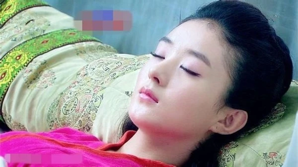 Nàng cá chép tinh Hồng Lăng (Triệu Lệ Dĩnh) đáng yêu trong Truy ngư truyền kỳ. Kiều nữ Hoa ngữ lúc ngủ vẫn đẹp hút hồn