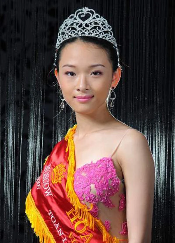 Hoa hậu Thế giới người Việt tại Nga Trương Hồ Phương Nga. Ngày 19/3, Hoa hậu người Việt tại Nga Trương Hồ Phương Nga bị tố lừa đảo chiếm đoạt 16 tỷ đồng. Trương Hồ Phương Nga, 28 tuổi là người gốc Hà Nội, cô đăng quang ngôi vị Hoa hậu năm 2007. Người đẹp bị nhiều người tố cáo dùng chiêu kêu gọi hợp tác kinh doanh nhưng không giao nguồn hàng để chiếm đoạt tiền.