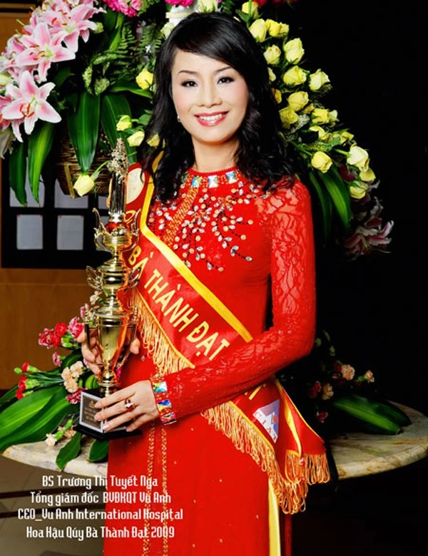 Hoa hậu Quý bà thành đạt 2009 Trương Thị Tuyết Nga, Tổng giám đốc công ty TNHH Bệnh viện Đa khoa Quốc tế Vũ Anh, Giám đốc công ty TNHH Đầu tư xây dựng Vũ Lan. Cuối tháng 4/2013, Hoa hậu quý bà thành đạt 2009 Trương Thị Tuyết Nga bị bắt vì cáo buộc lừa đảo chiếm đoạt tài sản. Là giám đốc của một bệnh viện và công ty xây dựng, Trương Thị Tuyết Nga bị tố cáo lừa đảo một số tiền khá lớn có liên quan đến bất động sản.