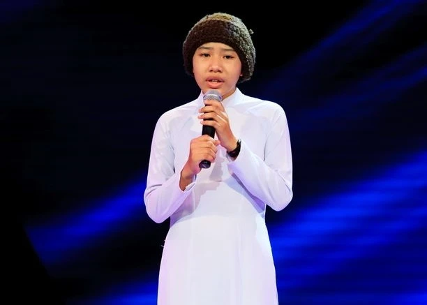 Cô bé quy y sở hữu giọng hát được đánh giá đầy cảm xúc và thoát tục.