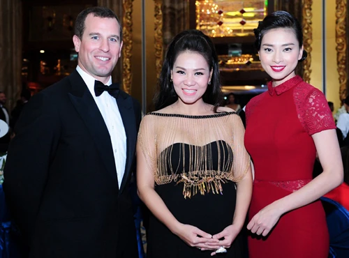 Từ trái sang: Peter Phillips (con trai của Công chúa Anne và Đại úy Mark Phillips vàlà cháu trai đầu tiên của Nữ hoàng Elizabeth II. Ông không có tước hiệu Hoàng gia Anh), Thu Minh và Ngô Thanh Vân. 12-4448-1426899939.jpg