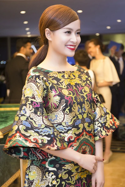 Hoàng Thùy Linh diện chiếc đầm gấm của nhà thiết kế Thủy Nguyễn. Cô trang điểm nhấn vào đôi môi. 19-6454-1426899936.jpg