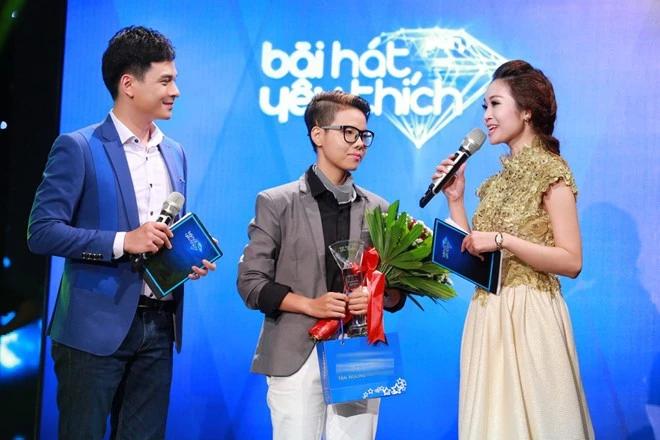 Vũ Cát Tường (giữa) nhận giải. Anh và Anh là bài hát nằm trong album mới Giải mã của cô. Khởi My xuất hiện mờ nhạt tại Bài hát yêu thích