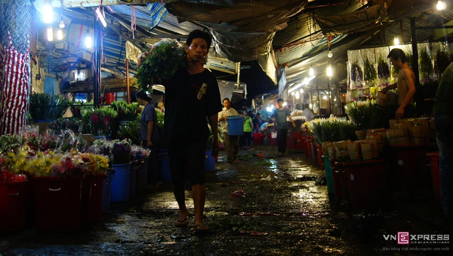 Chợ hoa đêm không ngủ ở Sài Gòn ảnh 3