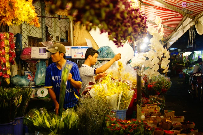 Chợ hoa đêm không ngủ ở Sài Gòn ảnh 8