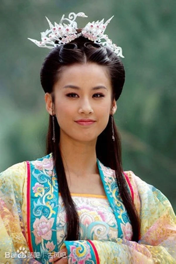 Huỳnh Thánh Y ghi điểm với vai Thất tiên nữ trongThiên tiên phối. Huỳnh Thánh Y ghi điểm với vai Thất tiên nữ trong Thiên tiên phối.