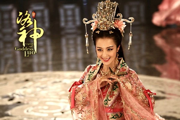 Lý Y Hiểu đẹp rực rỡ khi vào vai nữ thần Chân Mật trong bộ phim truyền hìnhTân Lạc Thần. Lý Y Hiểu đẹp rực rỡ khi vào vai nữ thần Chân Mật trong bộ phim truyền hình Tân Lạc Thần.
