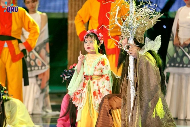 Diễn xuất tự nhiên và gương mặt dễ thương của bé Kim Thư khiến mọi người thích thú. Diễn xuất tự nhiên và gương mặt dễ thương của bé Kim Thư khiến mọi người thích thú.