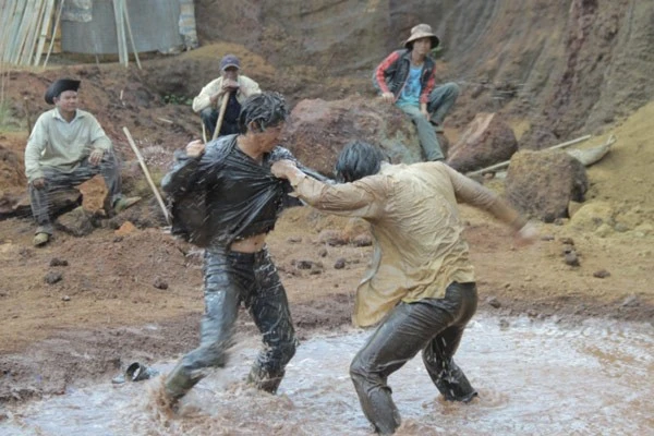 Một cảnh đánh nhau trong phim Lật mặt. Lý Hải bị giang hồ truy đuổi trong phim mới