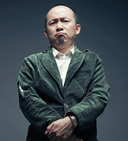 Quốc Trung nói vui trên Facebook: "Thu Minh bận sinh con nên nhờ thay, một là đẻ hộ, hai là làm giám khảo Vietnam Idol hộ. Khó quá!". Sao Việt tung hỏa mù ngày Cá tháng Tư