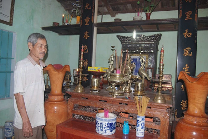 Bàn thờ Đào Tấn tại nhà ông Đào Tụng Phi ở Vinh Thạnh - Ảnh: H.V.M. Bàn thờ Đào Tấn tại nhà ông Đào Tụng Phi ở Vinh Thạnh - Ảnh: H.V.M.
