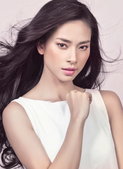 Sở hữu gương mặt pha lẫn giữa nét hiện đại và truyền thống á đông,