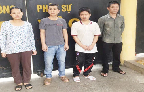 Nguyễn Hữu Quý (ngoài cùng bên phải) cùng ba đồng phạm Trần Văn Dũng, Nguyễn Quý Hoàn và Trần Thị Kim Oanh đang bị tạm giam tại Trại tạm giam Công an tỉnh Thanh Hóa. Ảnh:T. Thanh. A-8790-1427949364.jpg
