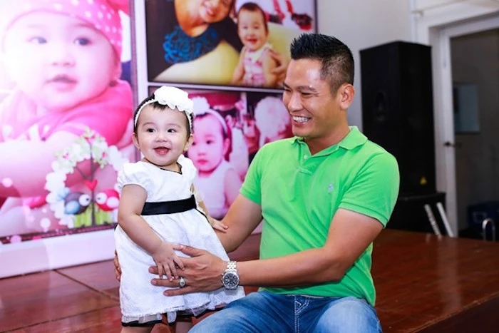 Các nhóc tỳ nổi tiếng showbiz Việt là bản sao của bố ảnh 4