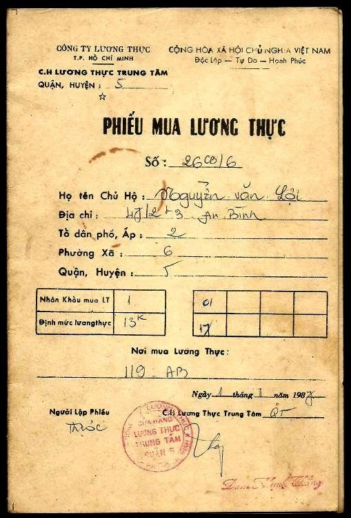 Phiếu mua lương thực ở quận 5 năm 1987. Thời đó người dân sợ nhất là “mất sổ gạo” - Ảnh tư liệu Phiếu mua lương thực ở quận 5 năm 1987. Thời đó người dân sợ nhất là “mất sổ gạo” - Ảnh tư liệu