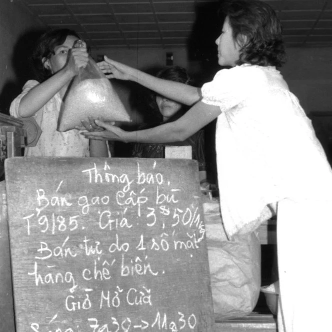 “Mua gạo cấp bù” năm 1985 tại TP.HCM - Ảnh tư liệu “Mua gạo cấp bù” năm 1985 tại TP.HCM - Ảnh tư liệu