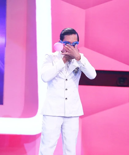 Vị khách mời được chú ý không kém trong tập 4 là nghệ sĩ xiếc Xuân Diệu, với khả năng thổi bóng bay, thổi ruột xe bằng mắt. vo41-3958-1428280695.jpg