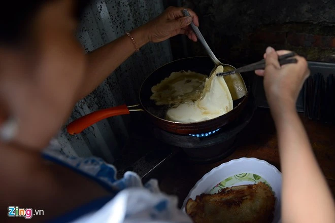 Đã lâu con không được về nhà, chị Nghĩa tranh thủ vào bếp làm tặng con trai món ăn mà bé ưa thích - bánh bột mì rán. Quán quân Got Talent Đức Vĩnh ngày đầu trở về nhà