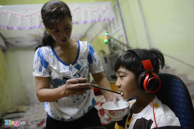 Là con trai duy nhất cua bố mẹ nên Đức Vĩnh được nuông chiều, cậu vừa ăn vừa xem phim. Quán quân Got Talent Đức Vĩnh ngày đầu trở về nhà