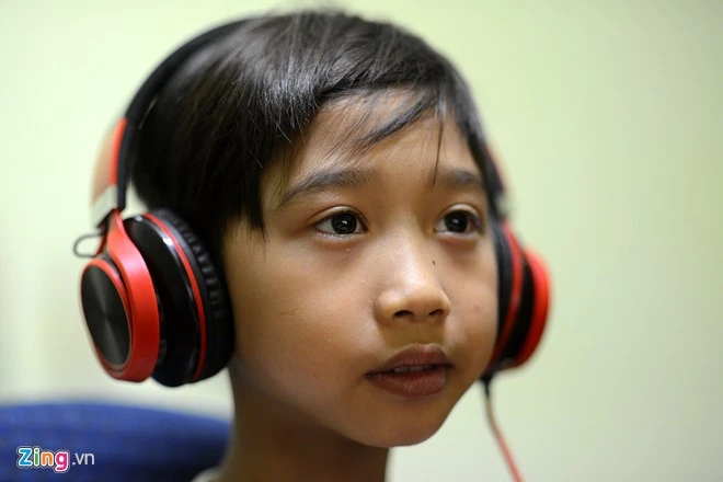 Đôi mắt cậu bé luôn sáng ngời, tai chăm chú nghe và không rời mắt khỏi màn hình mỗi khi xem phim cũng như các tiết mục ca múa nhạc. Quán quân Got Talent Đức Vĩnh ngày đầu trở về nhà